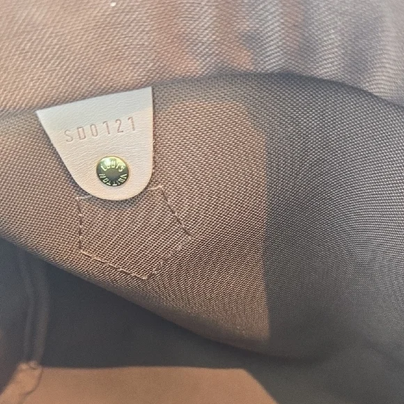 Louis Vuitton Speedy 25 with keys, box & dust bag.  Excellent Condition! - Picture 11 of 16